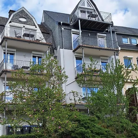 Mosellage * Zell an der Mosel